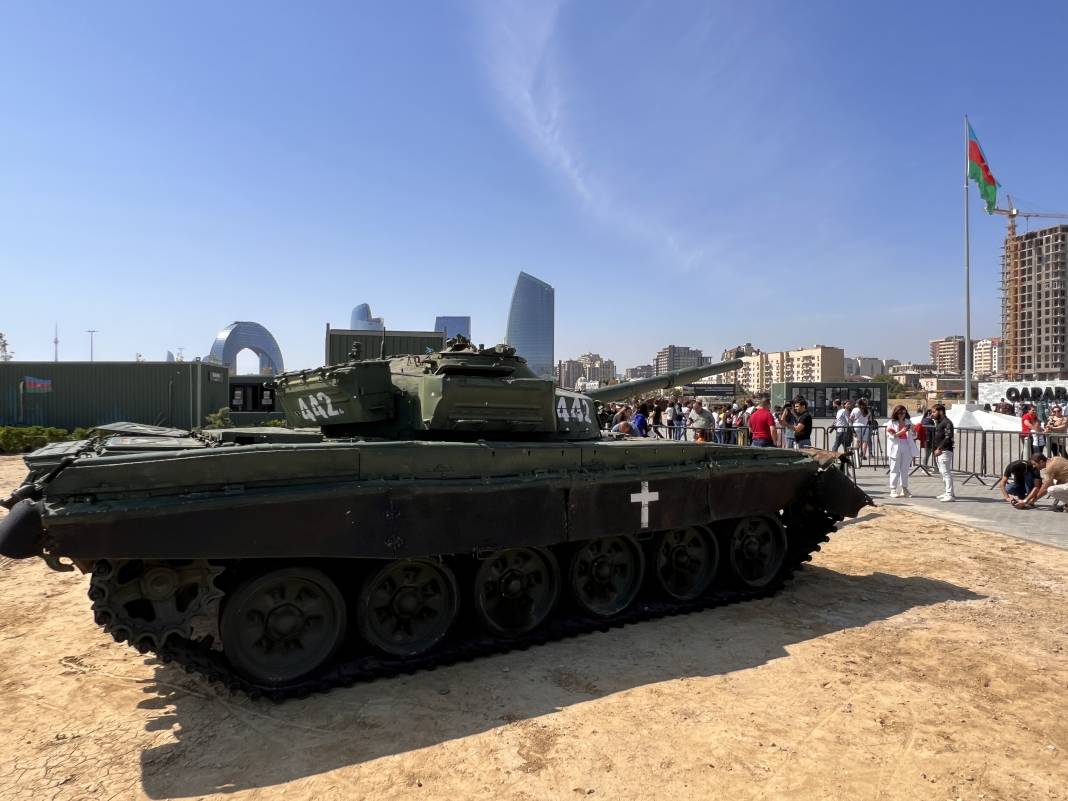 Karabağ'ın işgalinin sembolü tank Bakü'ye getirildi 10