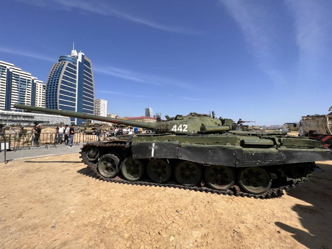Karabağ'ın işgalinin sembolü tank Bakü'ye getirildi 2