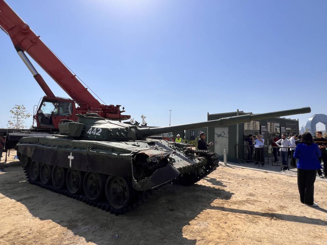 Karabağ'ın işgalinin sembolü tank Bakü'ye getirildi 4