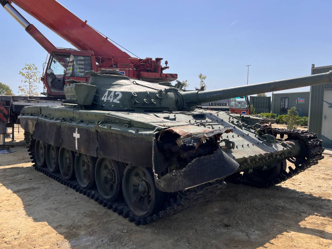 Karabağ'ın işgalinin sembolü tank Bakü'ye getirildi 3