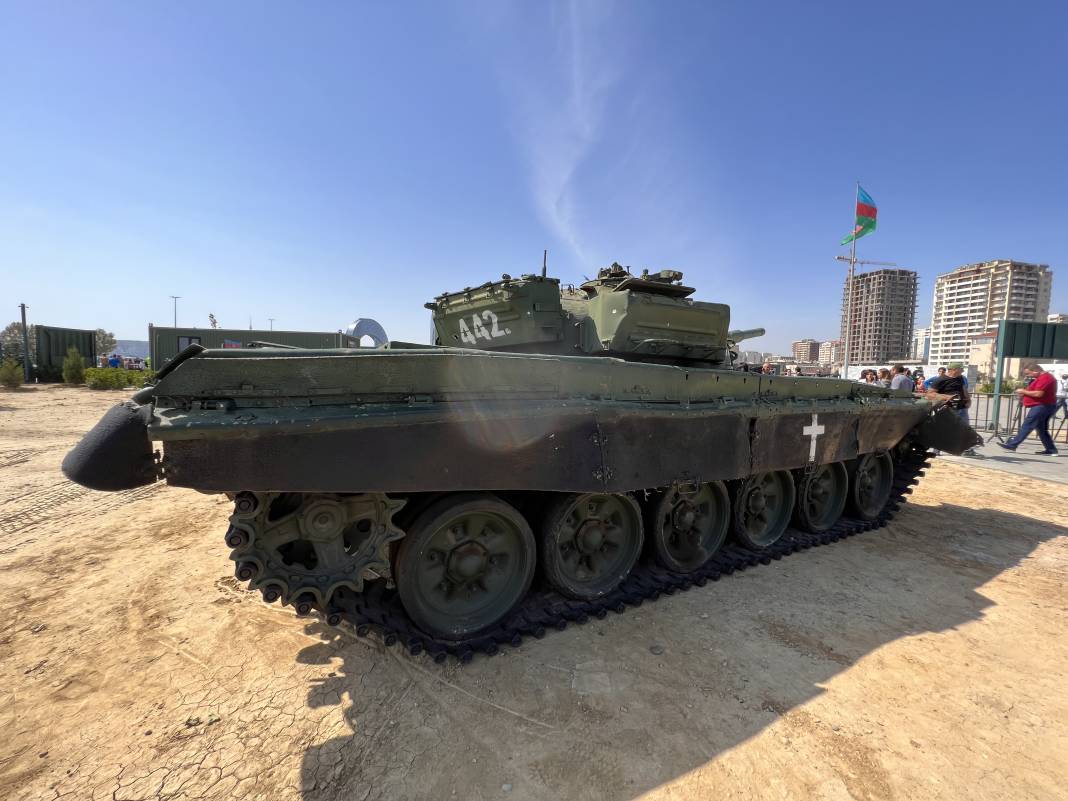 Karabağ'ın işgalinin sembolü tank Bakü'ye getirildi 8