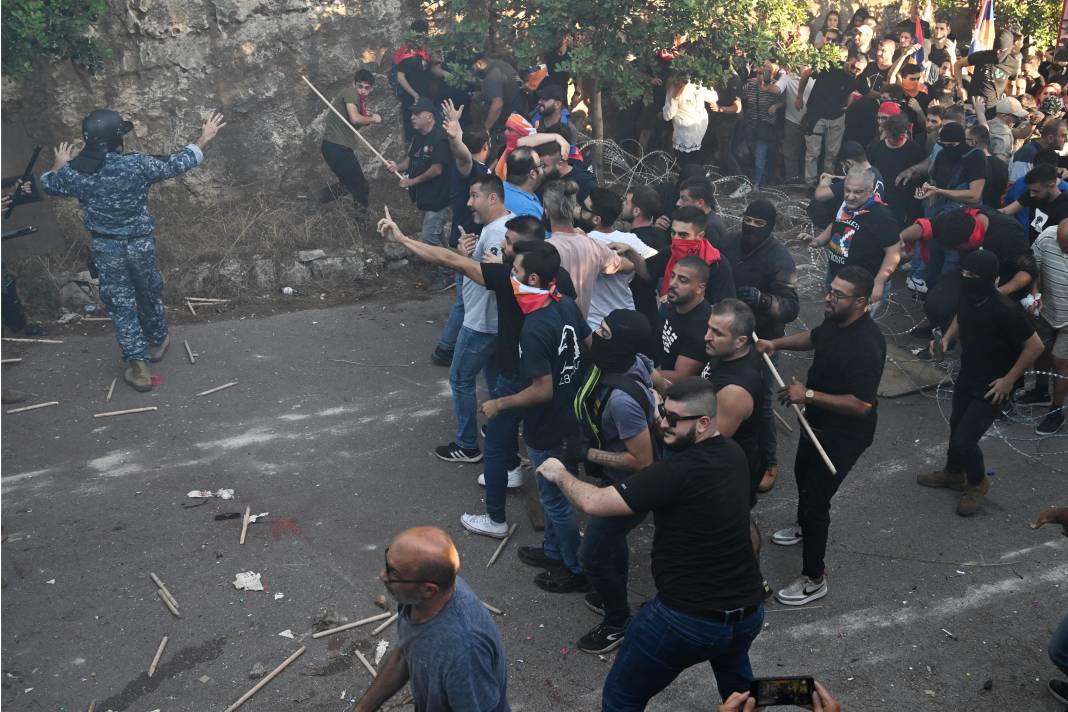 Lübnan'da büyükelçiliğe saldıran Ermeniler polisle çatıştı 7