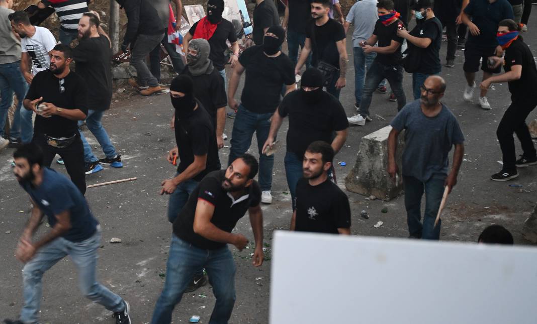 Lübnan'da büyükelçiliğe saldıran Ermeniler polisle çatıştı 15