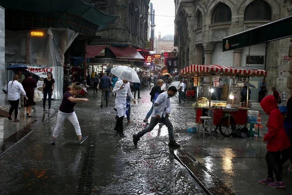 İstanbul’u bugün ve yarın süper hücre vuracak. Dikkat. Karadeniz’den süratle geliyor 15