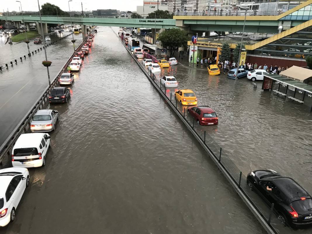 İstanbul’u bugün ve yarın süper hücre vuracak. Dikkat. Karadeniz’den süratle geliyor 4