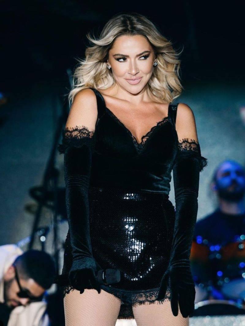 Hadise'den tepki çeken poz. ‘Abartmıyor musun?’ diyerek tepki gösterdiler 5