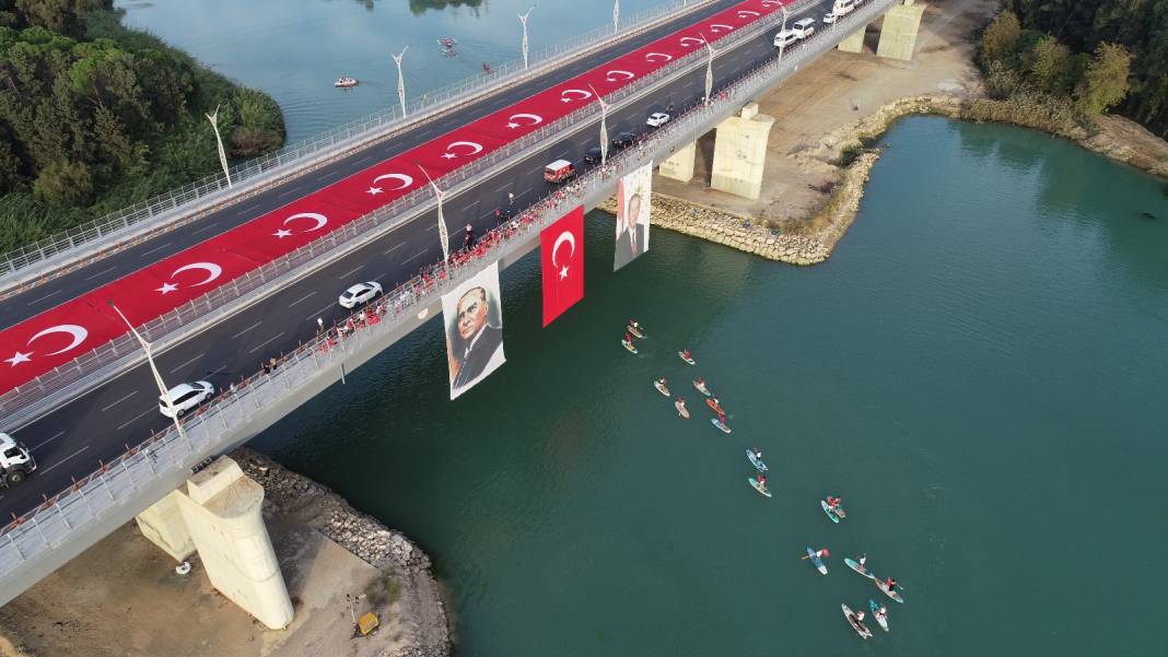 Adana'da köprüye dev Türk bayrağı açıldı. Coşkulu Cumhuriyet kutlaması 6