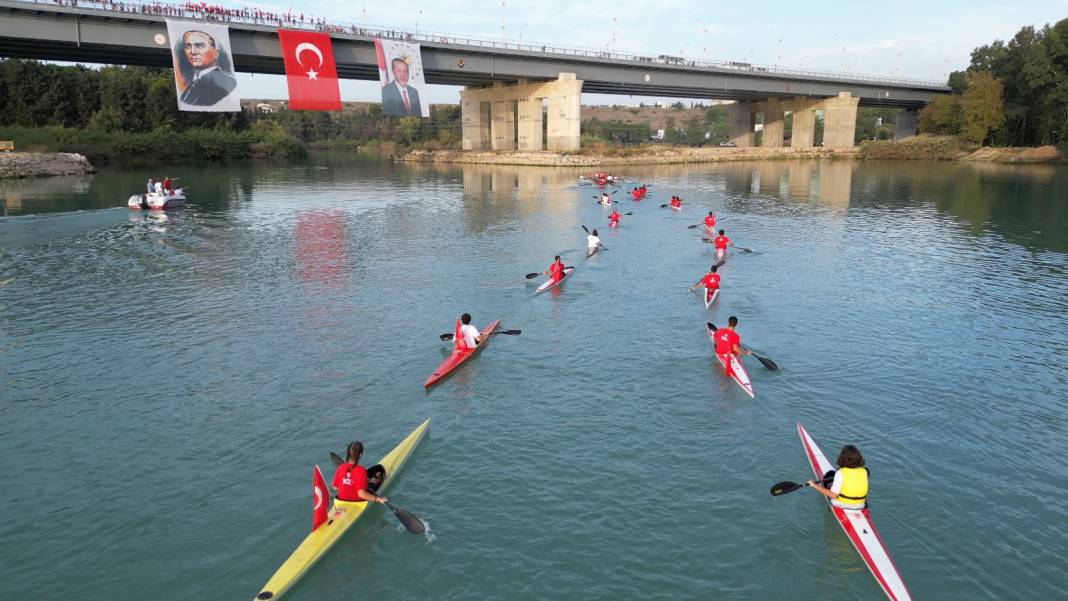 Adana'da köprüye dev Türk bayrağı açıldı. Coşkulu Cumhuriyet kutlaması 5