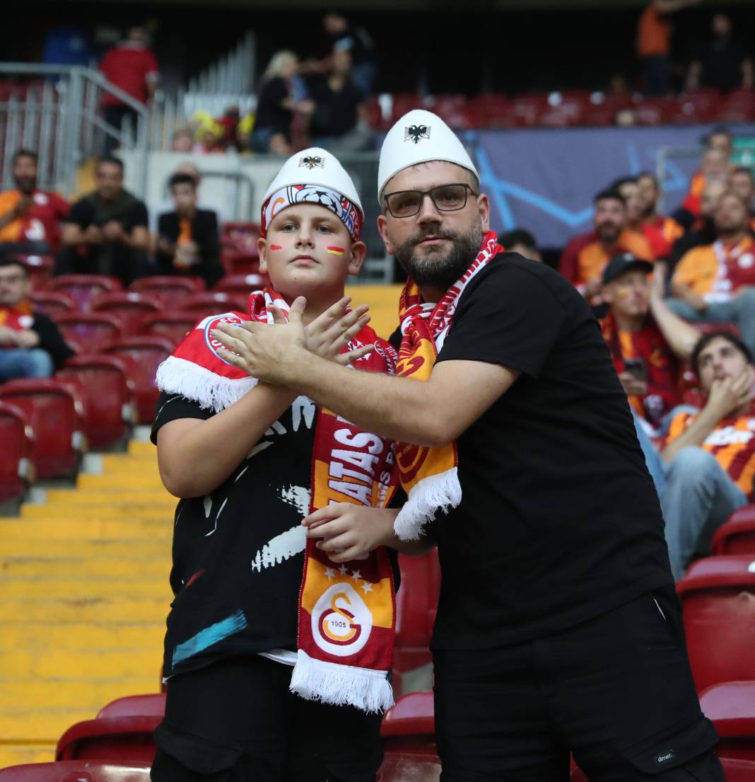 Bu haberden fotoğraf 'çalmak' serbesttir. Galatasaray Bayern Münih maçının bütün fotoğrafları 76