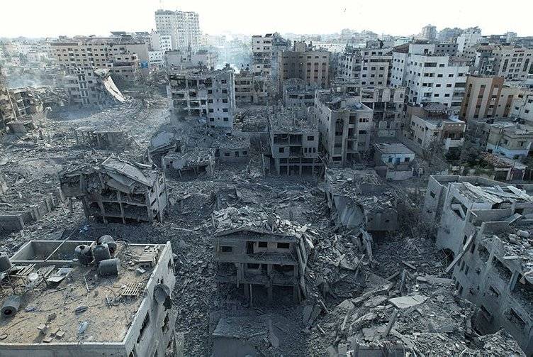 İnsanlık Gazze’de enkaz altında. Enkaz altında yakınlarını arayanların görüntüleri yürekleri dağlıyor 12