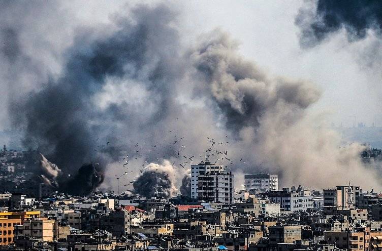 İnsanlık Gazze’de enkaz altında. Enkaz altında yakınlarını arayanların görüntüleri yürekleri dağlıyor 11