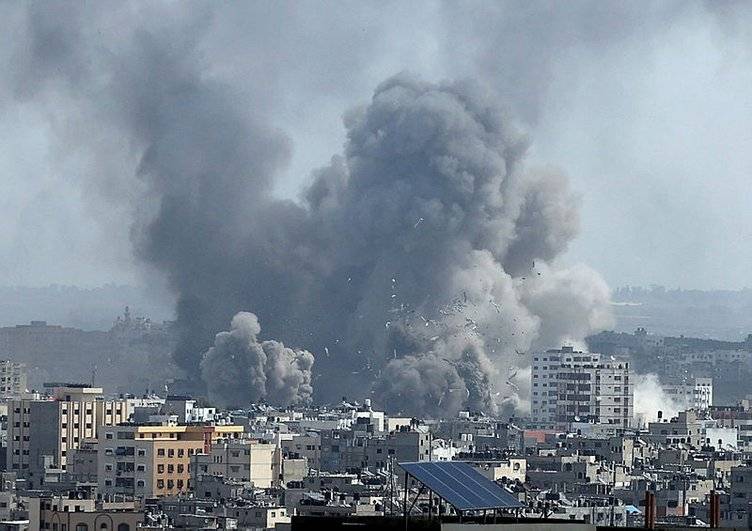 İnsanlık Gazze’de enkaz altında. Enkaz altında yakınlarını arayanların görüntüleri yürekleri dağlıyor 10