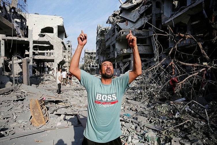 İnsanlık Gazze’de enkaz altında. Enkaz altında yakınlarını arayanların görüntüleri yürekleri dağlıyor 9