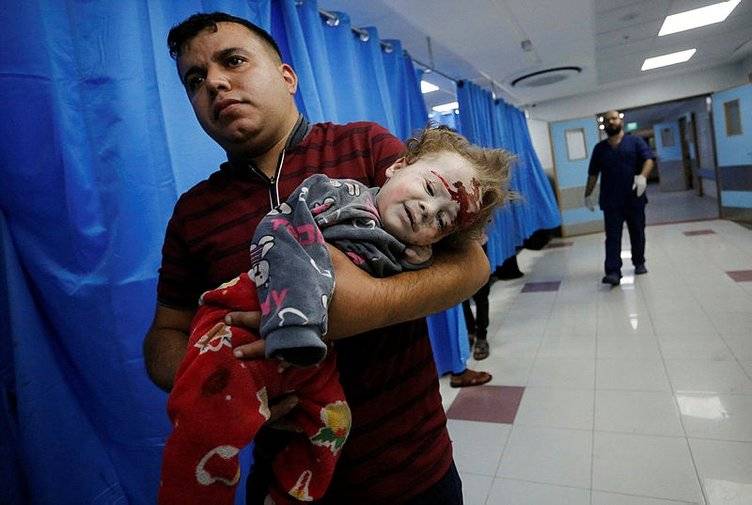 İnsanlık Gazze’de enkaz altında. Enkaz altında yakınlarını arayanların görüntüleri yürekleri dağlıyor 3
