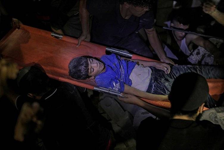 İnsanlık Gazze’de enkaz altında. Enkaz altında yakınlarını arayanların görüntüleri yürekleri dağlıyor 4