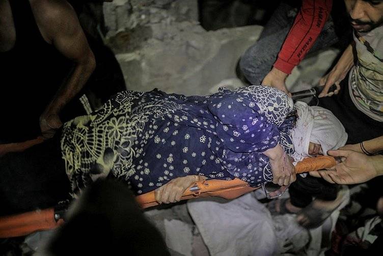 İnsanlık Gazze’de enkaz altında. Enkaz altında yakınlarını arayanların görüntüleri yürekleri dağlıyor 2
