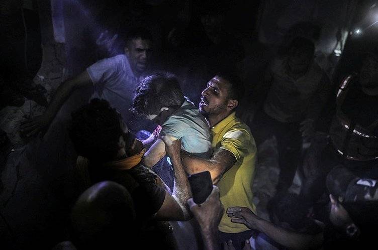 İnsanlık Gazze’de enkaz altında. Enkaz altında yakınlarını arayanların görüntüleri yürekleri dağlıyor 15