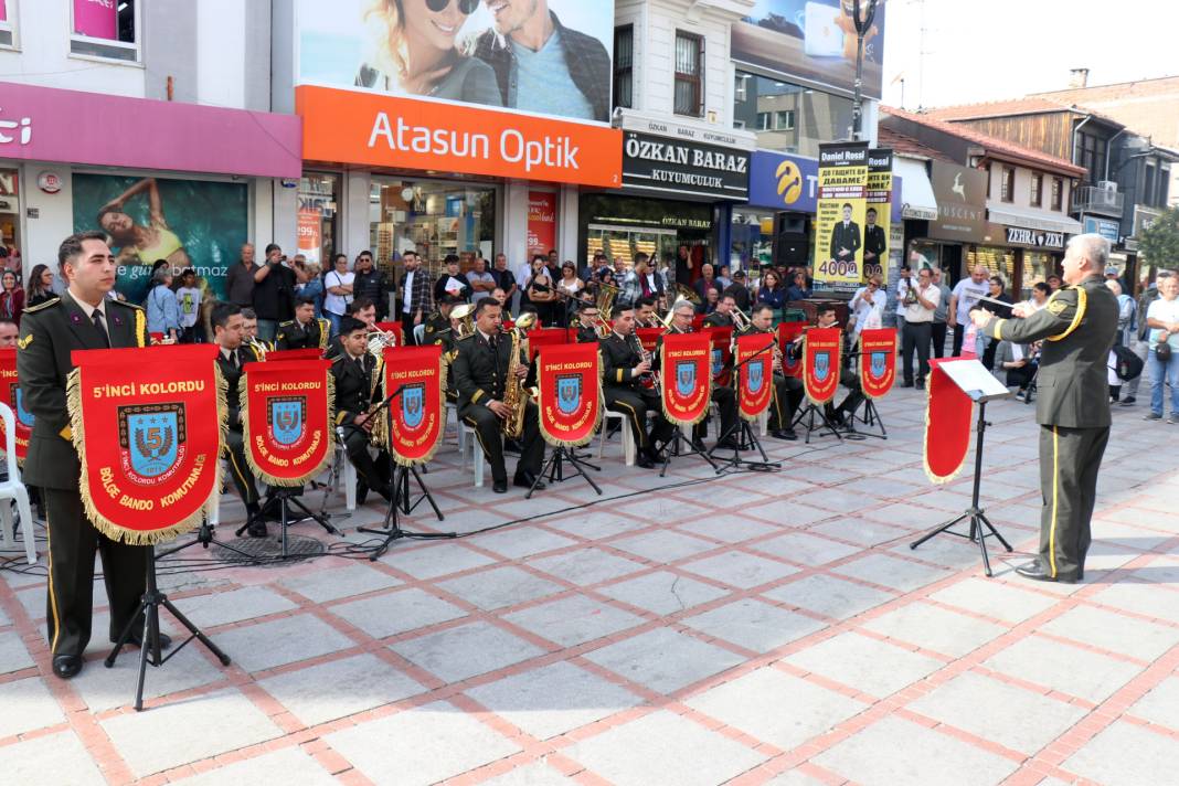 5'inci Kolordu'dan '29 Ekim' konseri: Vatandaşlar marşlara eşlik etti 9