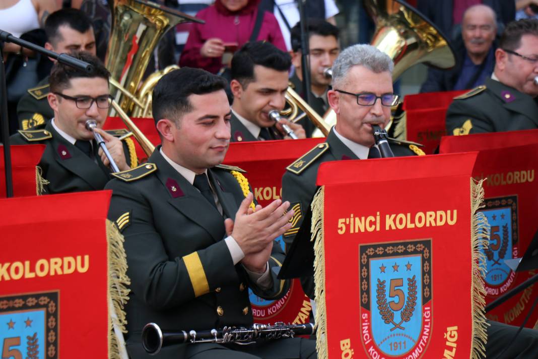 5'inci Kolordu'dan '29 Ekim' konseri: Vatandaşlar marşlara eşlik etti 11