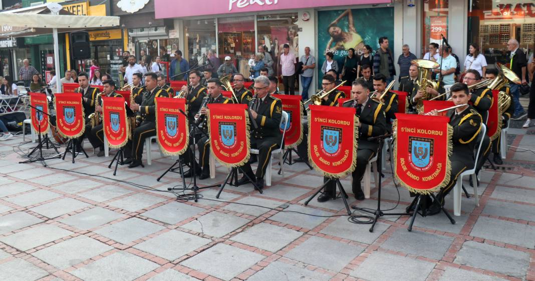 5'inci Kolordu'dan '29 Ekim' konseri: Vatandaşlar marşlara eşlik etti 6