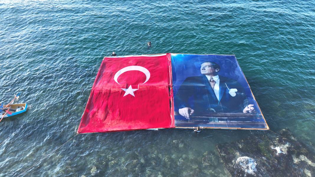 Halkına hiç yalan söylemeyen Atatürk'e, halk böyle saygıya durdu 26