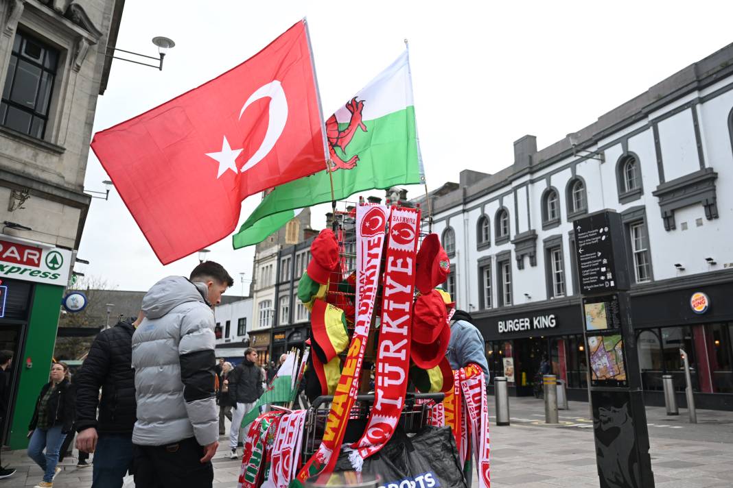 Bir avuç Türk Galler'i salladı. Milli Takımı ayağa kaldırdı 35 bin kişilik Cardiff Stadı'nı 'Türkiye Türkiye' diye inlettiler 2