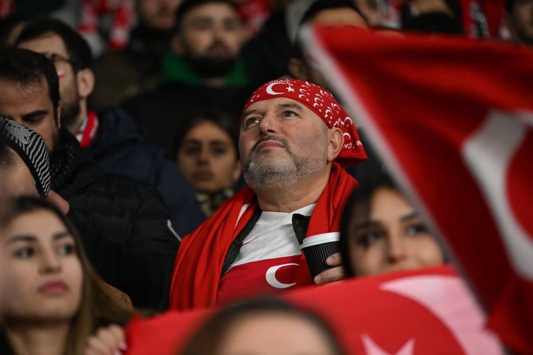 Bir avuç Türk Galler'i salladı. Milli Takımı ayağa kaldırdı 35 bin kişilik Cardiff Stadı'nı 'Türkiye Türkiye' diye inlettiler 11