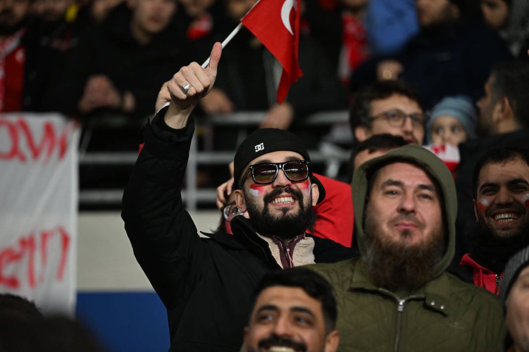 Bir avuç Türk Galler'i salladı. Milli Takımı ayağa kaldırdı 35 bin kişilik Cardiff Stadı'nı 'Türkiye Türkiye' diye inlettiler 10