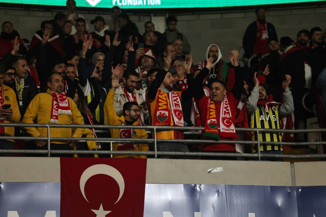 Bir avuç Türk Galler'i salladı. Milli Takımı ayağa kaldırdı 35 bin kişilik Cardiff Stadı'nı 'Türkiye Türkiye' diye inlettiler 23