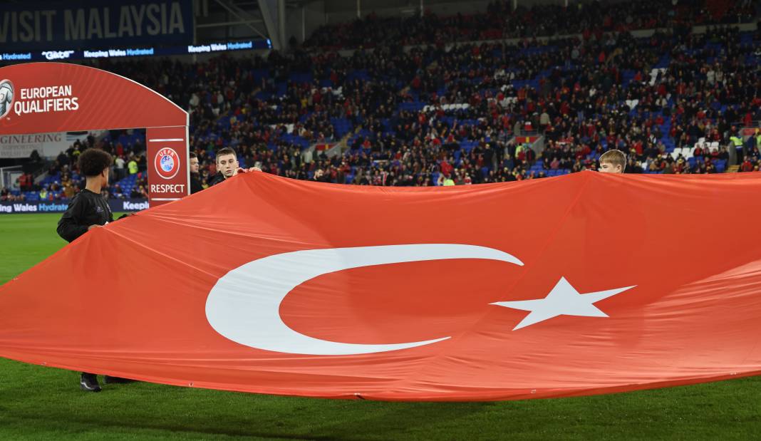 Bir avuç Türk Galler'i salladı. Milli Takımı ayağa kaldırdı 35 bin kişilik Cardiff Stadı'nı 'Türkiye Türkiye' diye inlettiler 27