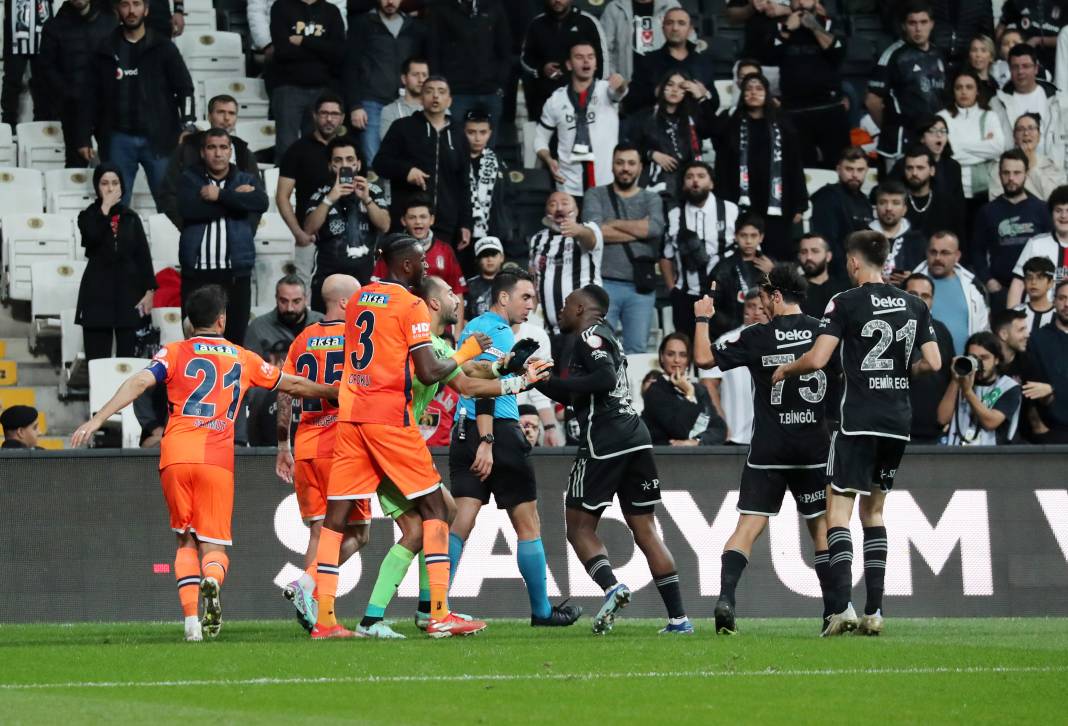 Rıza Çalımbay ilk maçını kazandı. Sakatlıklar damga vurdu. Beşiktaş Başakşehir maçından müthiş fotoğraflar 31