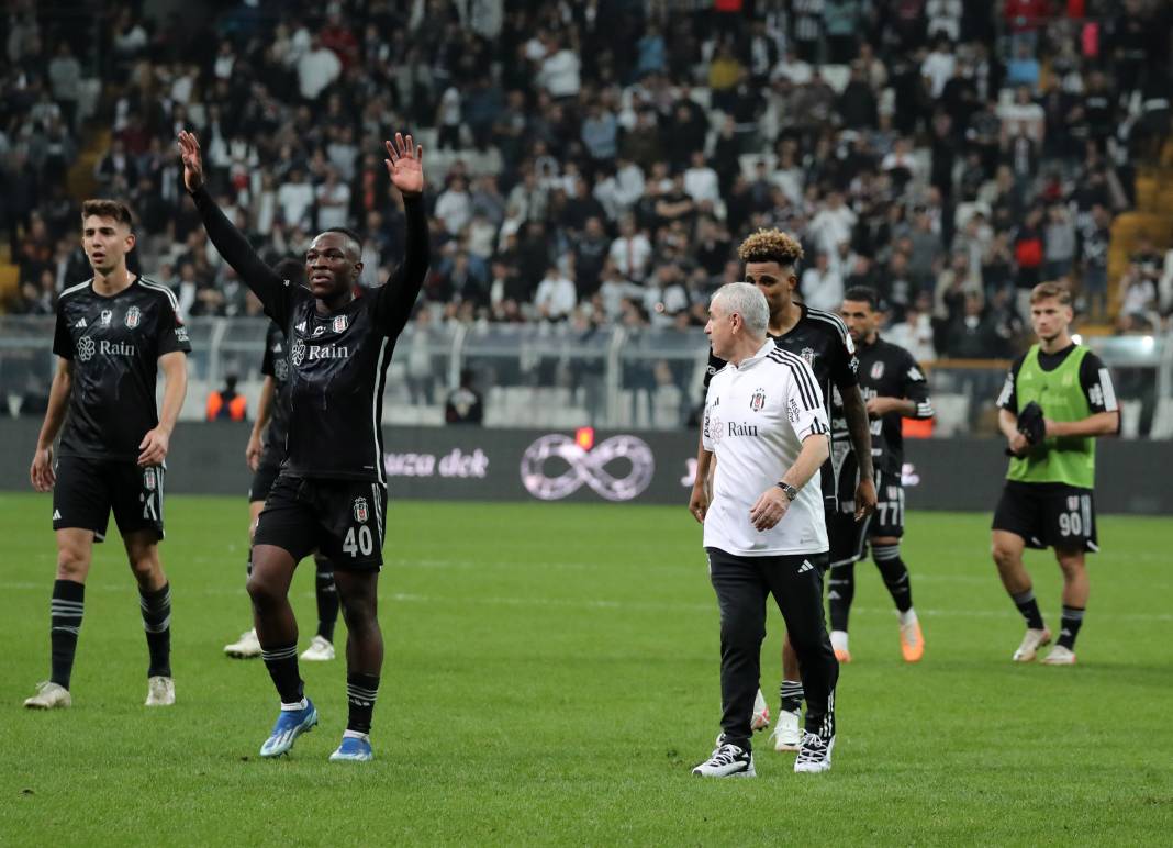 Rıza Çalımbay ilk maçını kazandı. Sakatlıklar damga vurdu. Beşiktaş Başakşehir maçından müthiş fotoğraflar 30