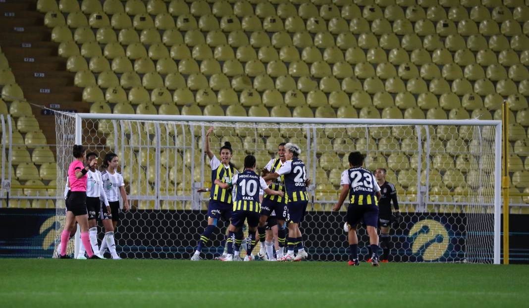 Derbinin galibi Fenerbahçe. Beşiktaş'ı 3 golle devirdi. İşte maçın tüm fotoğrafları 81
