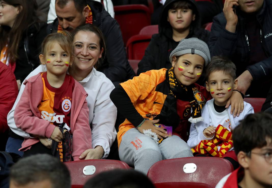 Galatasaray'ın şov gecesi. Hiçbir yerde göremeyeceğiniz fotoğraflar ve görüntülerle 18