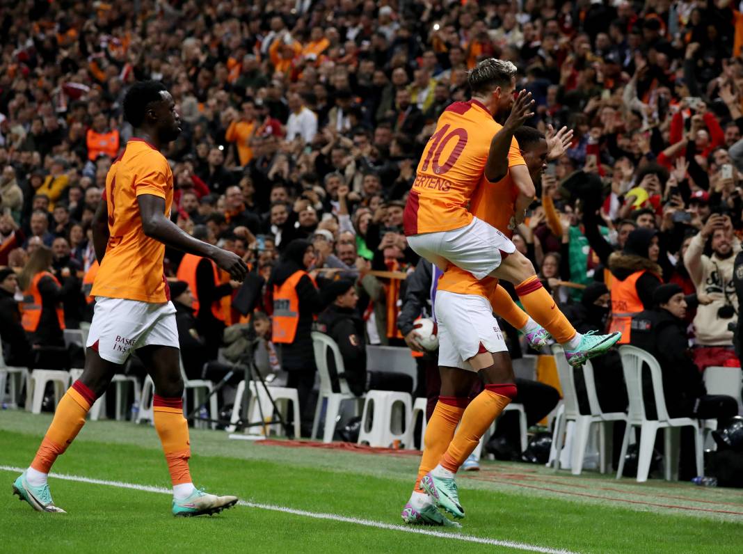 Galatasaray'ın şov gecesi. Hiçbir yerde göremeyeceğiniz fotoğraflar ve görüntülerle 111