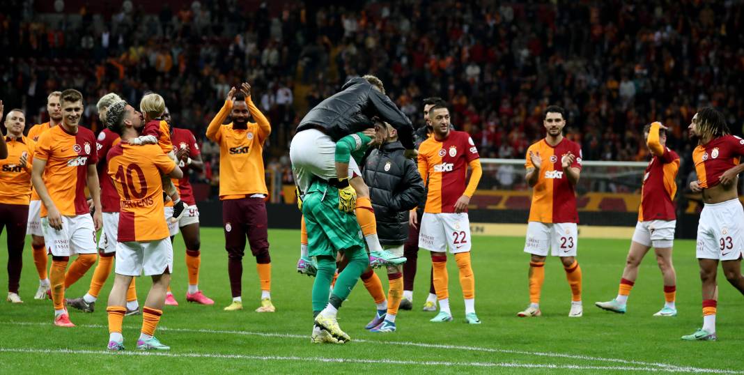 Galatasaray'ın şov gecesi. Hiçbir yerde göremeyeceğiniz fotoğraflar ve görüntülerle 104