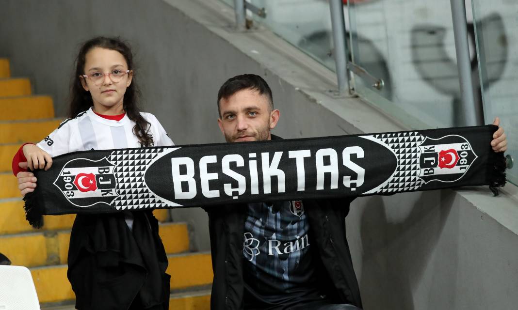 Bu haberden fotoğraf 'çalmak' serbesttir. Beşiktaş'ın kahır gecesi. Tarihi protesto. Hiçbir yerde göremeyeceğiniz fotoğraflar 10