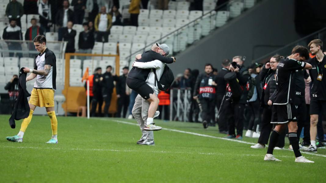 Bu haberden fotoğraf 'çalmak' serbesttir. Beşiktaş'ın kahır gecesi. Tarihi protesto. Hiçbir yerde göremeyeceğiniz fotoğraflar 111