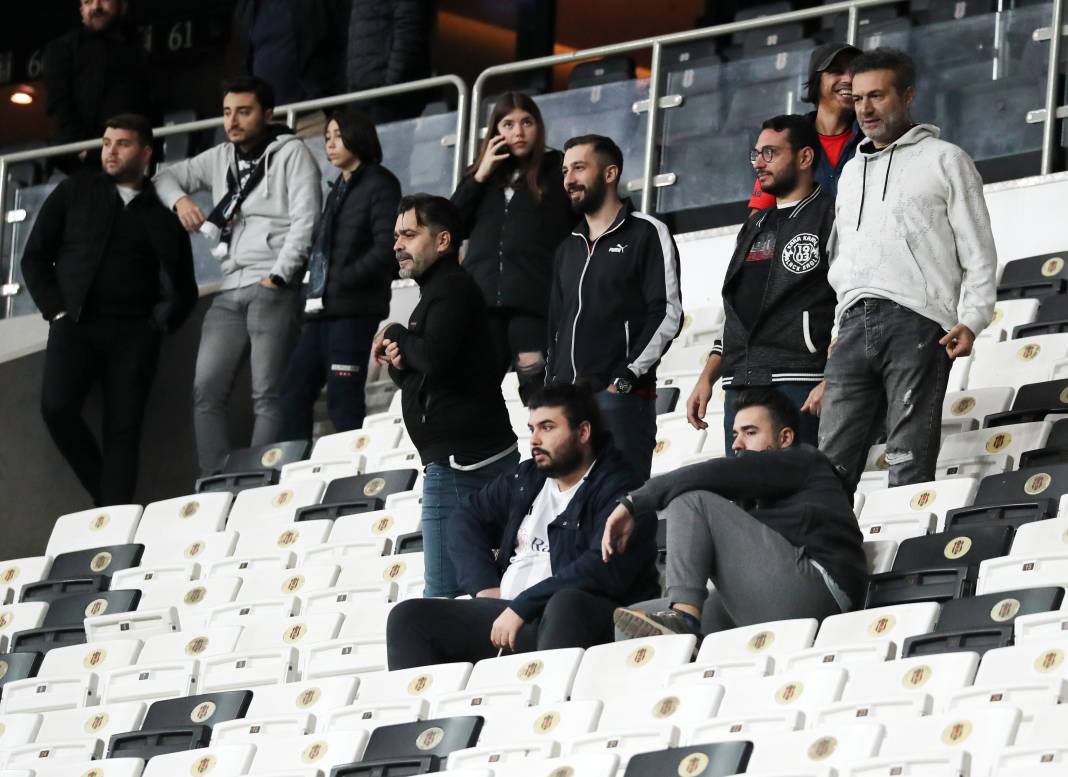 Bu haberden fotoğraf 'çalmak' serbesttir. Beşiktaş'ın kahır gecesi. Tarihi protesto. Hiçbir yerde göremeyeceğiniz fotoğraflar 107