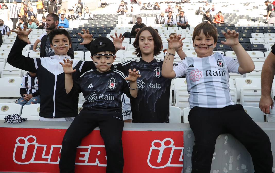 Rıza Çalımbay ilk maçını kazandı. Sakatlıklar damga vurdu. Beşiktaş Başakşehir maçından müthiş fotoğraflar 14