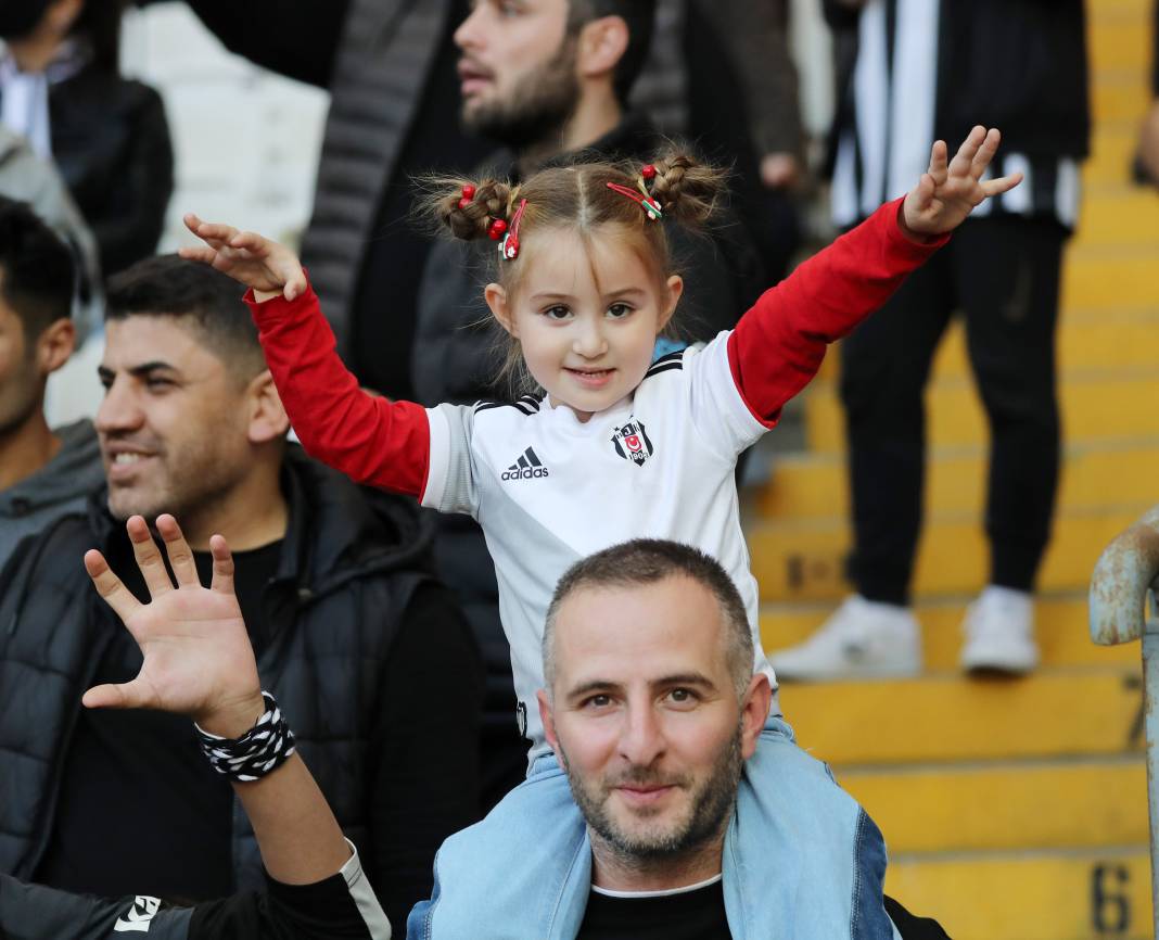 Rıza Çalımbay ilk maçını kazandı. Sakatlıklar damga vurdu. Beşiktaş Başakşehir maçından müthiş fotoğraflar 12