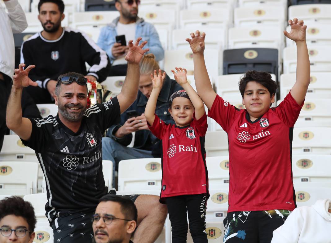 Rıza Çalımbay ilk maçını kazandı. Sakatlıklar damga vurdu. Beşiktaş Başakşehir maçından müthiş fotoğraflar 5