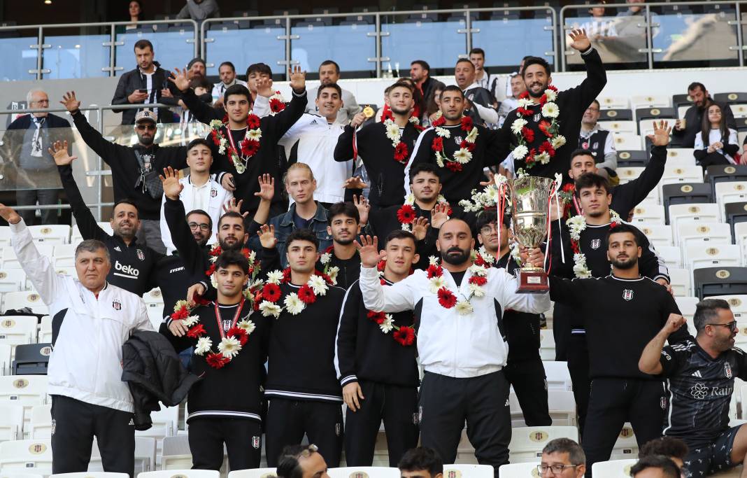 Rıza Çalımbay ilk maçını kazandı. Sakatlıklar damga vurdu. Beşiktaş Başakşehir maçından müthiş fotoğraflar 86