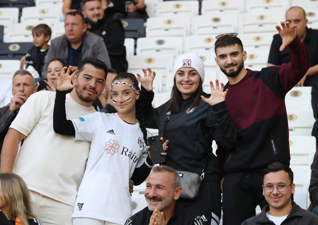 Rıza Çalımbay ilk maçını kazandı. Sakatlıklar damga vurdu. Beşiktaş Başakşehir maçından müthiş fotoğraflar 6