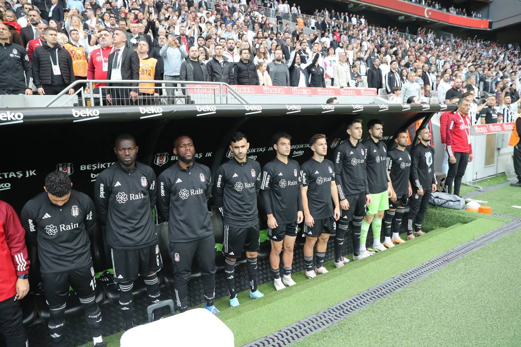 Rıza Çalımbay ilk maçını kazandı. Sakatlıklar damga vurdu. Beşiktaş Başakşehir maçından müthiş fotoğraflar 74