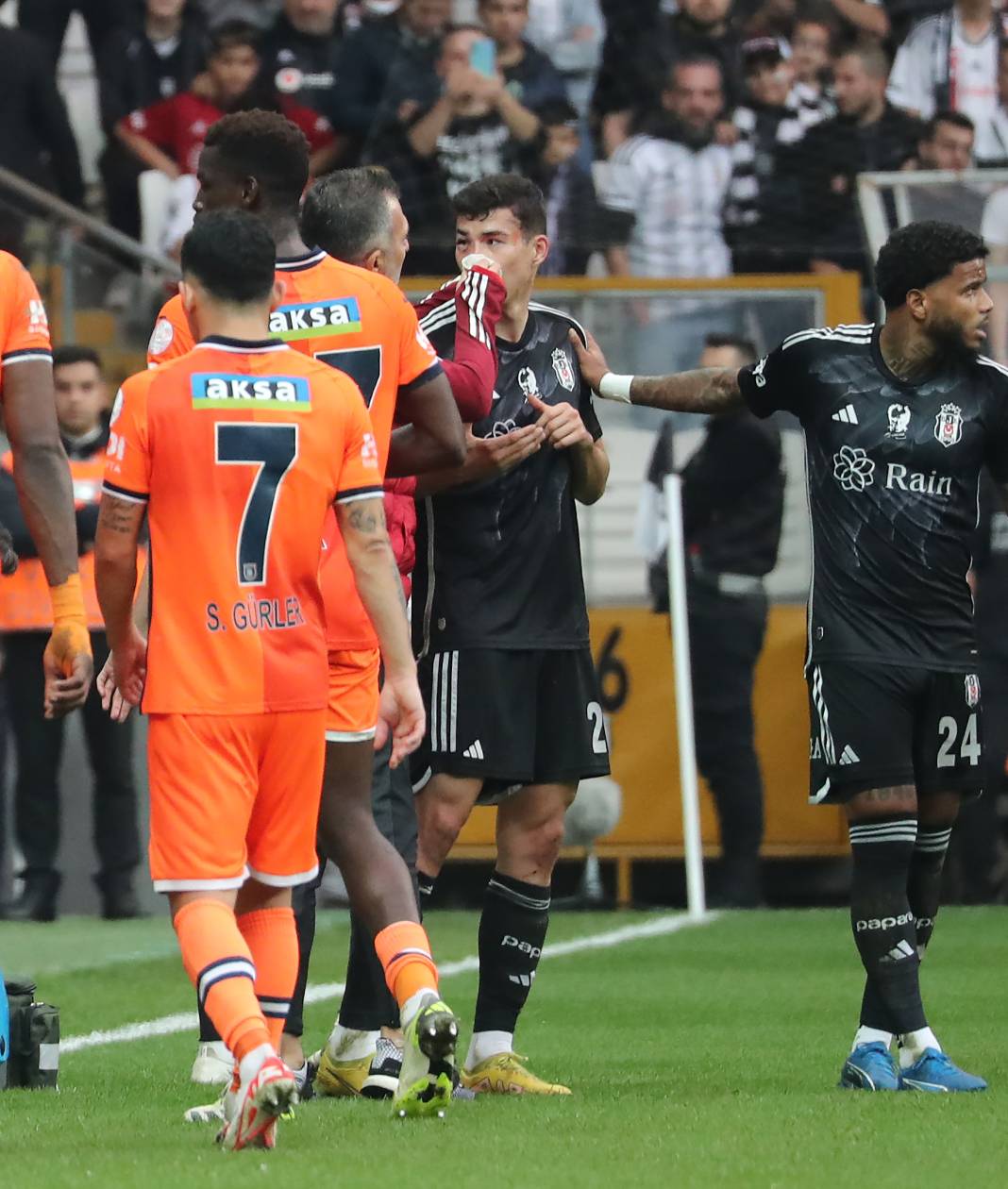 Rıza Çalımbay ilk maçını kazandı. Sakatlıklar damga vurdu. Beşiktaş Başakşehir maçından müthiş fotoğraflar 34