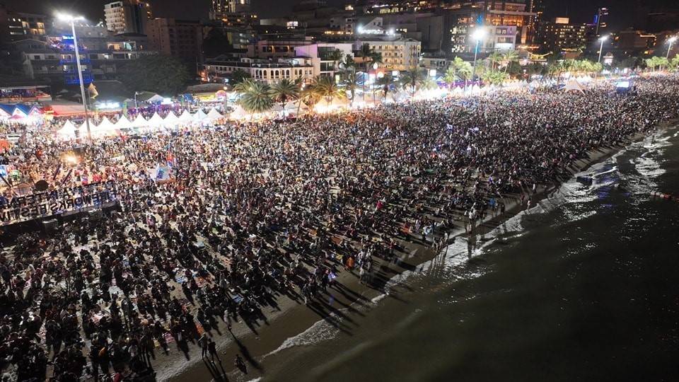 Havai fişek festivali renkli görüntüler oluşturdu 8