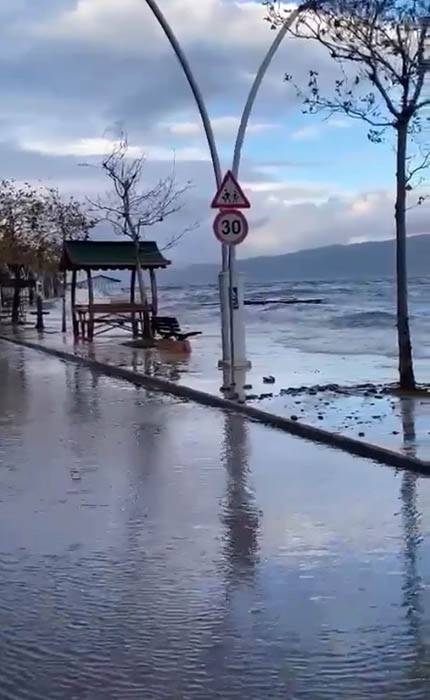 Kocaeli'de şiddetli fırtına denizi taşırdı. Sahil bantları sular altında kaldı 12