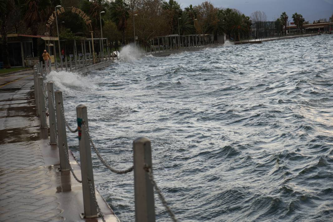 Kocaeli'de şiddetli fırtına denizi taşırdı. Sahil bantları sular altında kaldı 5