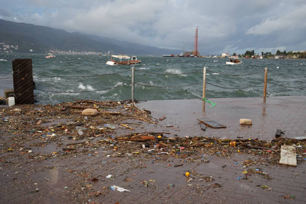 Kocaeli'de şiddetli fırtına denizi taşırdı. Sahil bantları sular altında kaldı 10